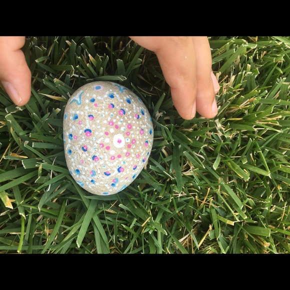 Cutely decorates grey artistic rock - Picture 4 of 5